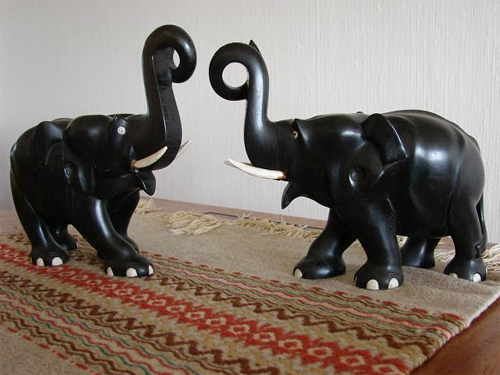 Фигурки слонов, сделанные из древесины цейлонского эбенового дерева